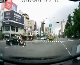 Китайский мотоциклист улетел