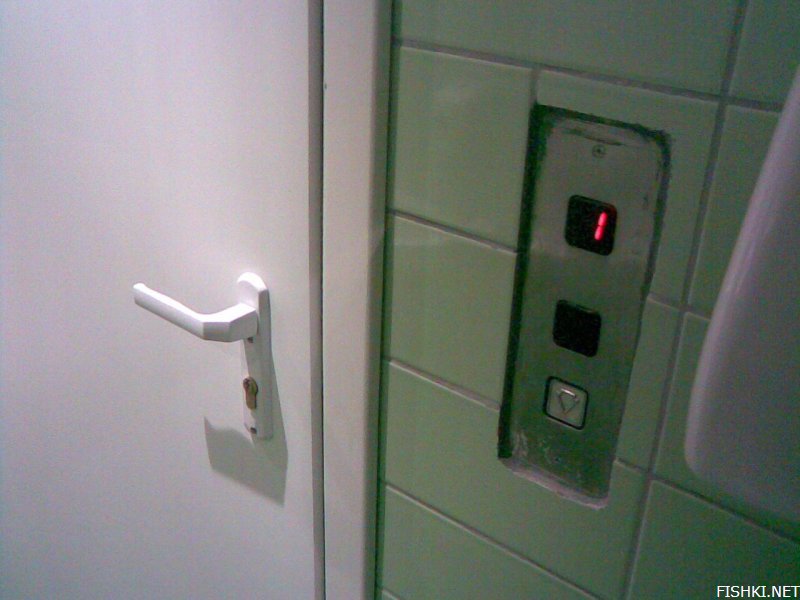 Лифт в туалете (2 фото)