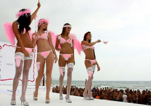 Показ K-Lynn Lingerie fashion show на пляже Бейрута (20 фото)