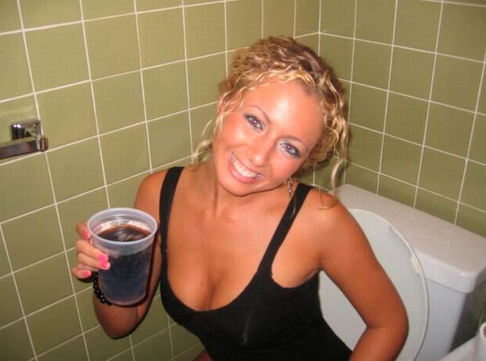 Немного выпившие девушки шалят в ванных комнатах (89 фото)