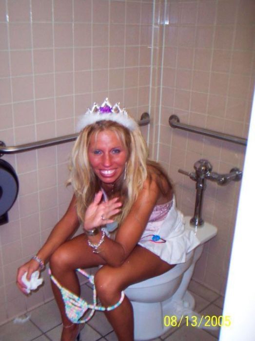 Немного выпившие девушки шалят в ванных комнатах (89 фото)