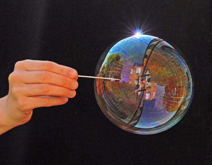Мир в отражении мыльных пузырей (14 фото)