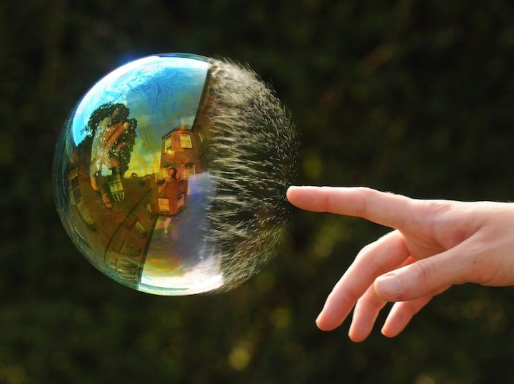 Мир в отражении мыльных пузырей (14 фото)