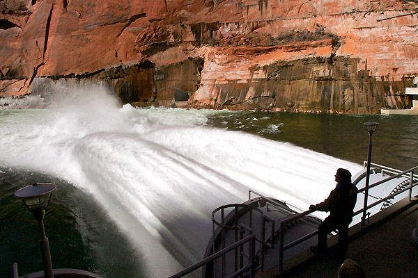 Большой Каньон (Grand Canyon) — крупнейший в мире каньон глубиной около 1600 м. и длиной более 320 км. в среднем течении реки Колорадо, прорезающий плато Колорадо в штате Аризона). Поступает вода по четырем трубам из водохранилища, расположенного над дамбой, перекрывающей реку Колорадо. Через три дня уровень воды в каньоне поднимется на четыре метра, и тогда со дна Колорадо поднимется ил, необходимый для восстановления песчаных берегов.