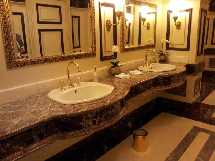 Исторический туалет в ГУМе (10 фото)