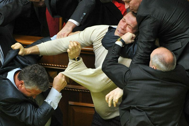 Кулачные бои в парламентах (18 фото)