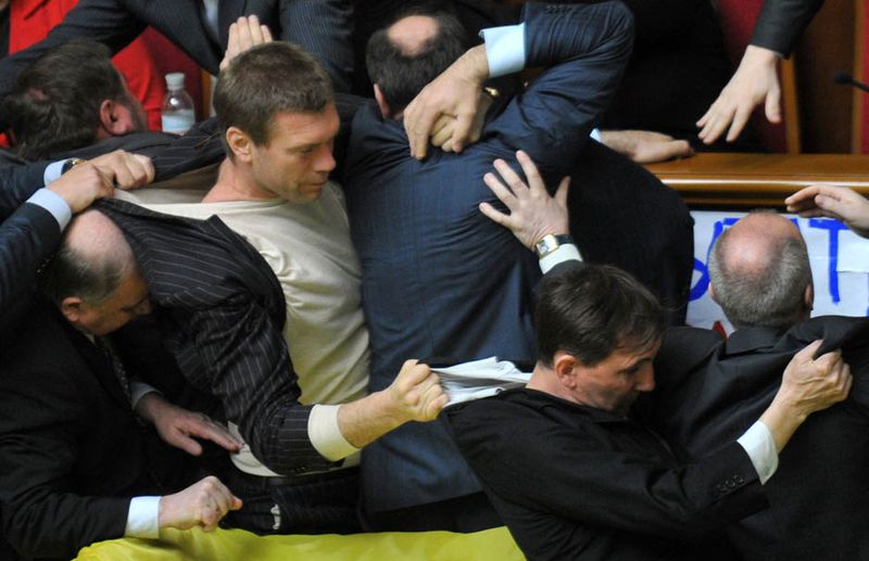 Кулачные бои в парламентах (18 фото)