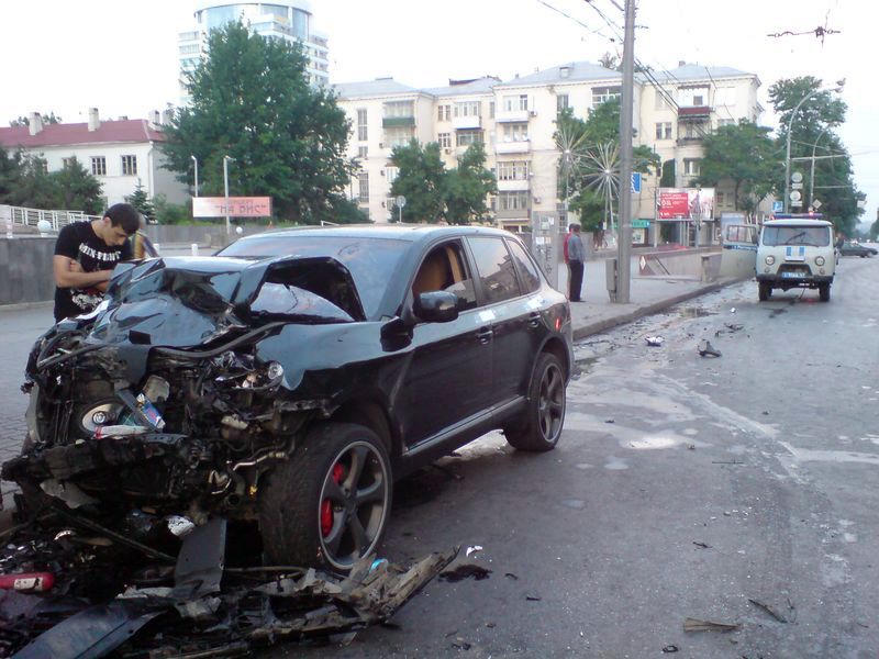 Пьяный водитель Porsche Cayenne протаранил 4 машины (12 фото)
