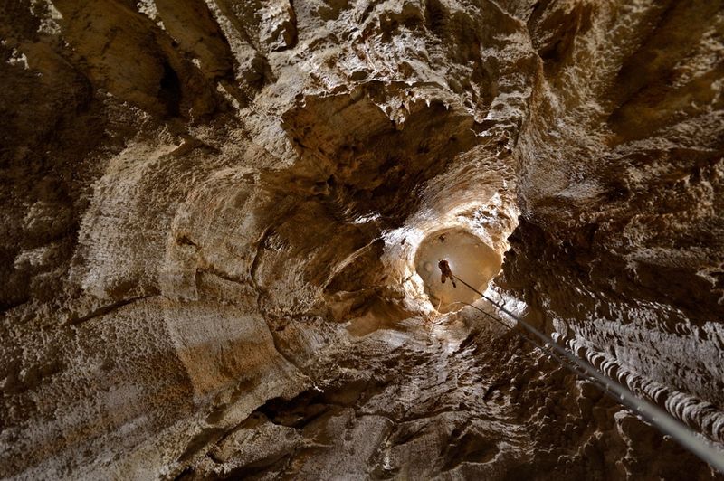 Спуск в самую глубокую пещеру мира (9 фото)