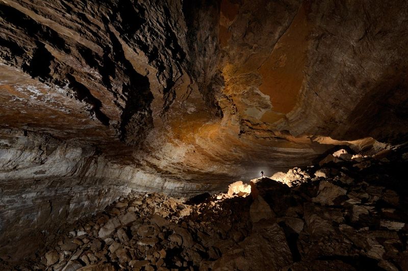 Спуск в самую глубокую пещеру мира (9 фото)