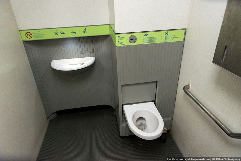 Общественные туалеты (11 фото)