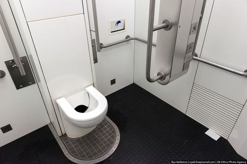 Общественные туалеты (11 фото)