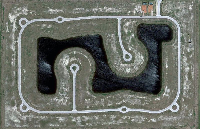 Секция частично застроенного жилого проекта всего с двумя домами недалеко от Форт Майерс, штат Флорида. (© Google)