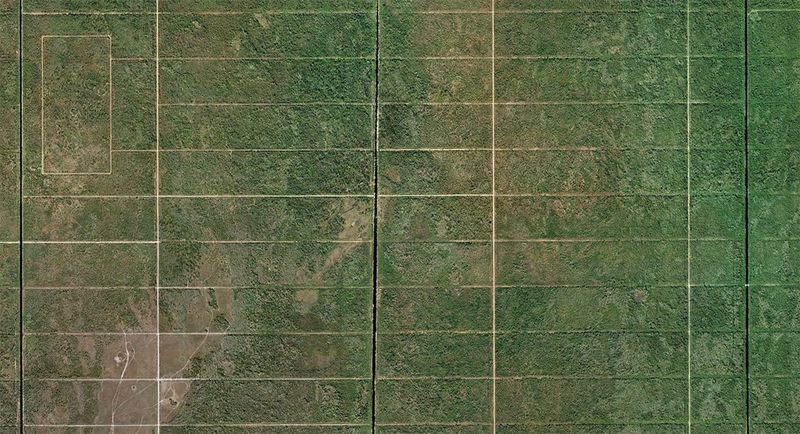 Эта территория в 23067 гектаров под названием «Особняки Голдент Гейтс» была крупнейшей в Америке в 1960-ых годах. Были построены каналы и дороги, однако в итоге строительная компания обанкротилась. За последние 20 лет или около того земля перешла штату и превратилась в лес Пикейн Стрэнд. (© Google/USGS)