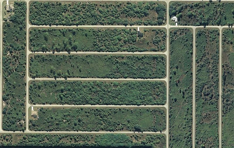«Решетка» незастроенных переулков на западе Порт Шарлотт, штат Флорида. (© Google)