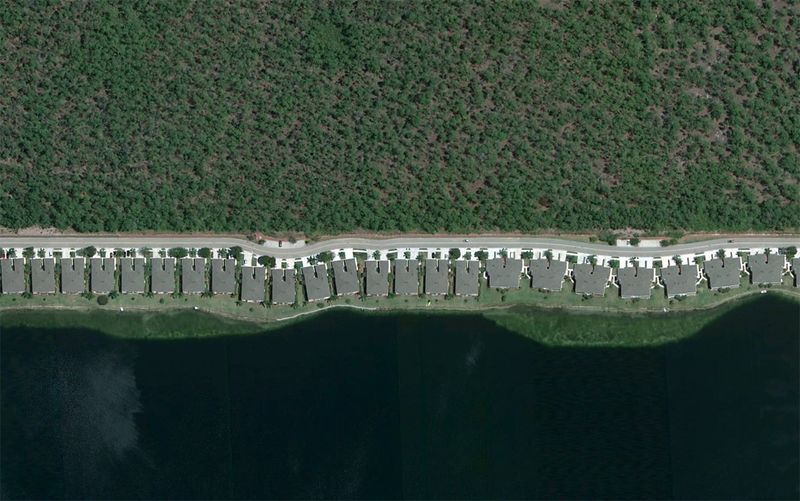 Дома в ряд вдоль искусственного озера недалеко от Неаполя, штат Флорида. (© Google)