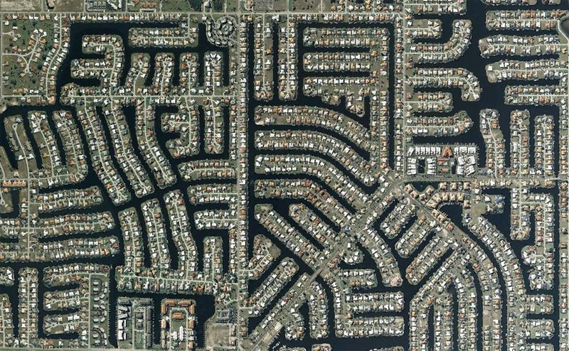 Каналы и дома в парке Шарлотты, к югу от Порт Шарлотт, Флорида. (© Google/Europa Technologies)