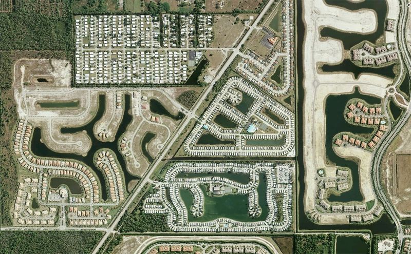 Серия жилых построек в разной стадии завершения вдоль шоссе на юге Неаполя, штат Флорида. (© Google/USGS)