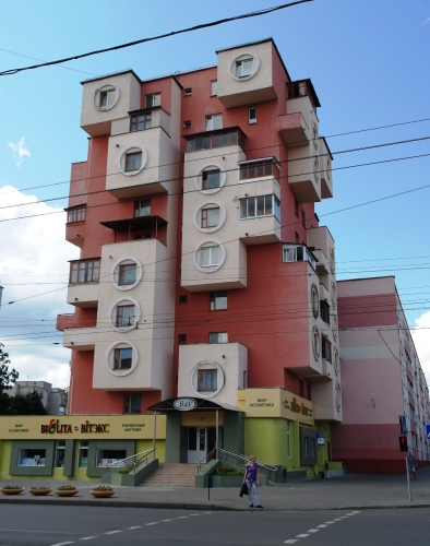 Необычный дом в Бобруйске (2 фото)