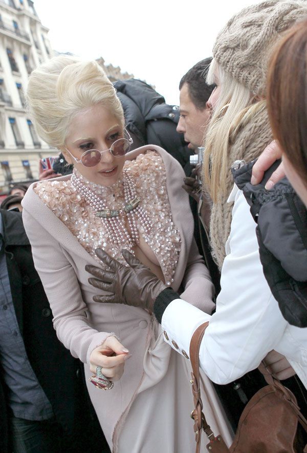 Фанатка схватила Леди Гага прямо за грудь (5 фото)