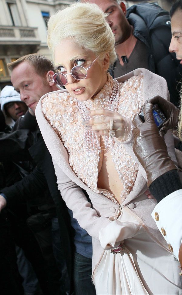 Фанатка схватила Леди Гага прямо за грудь (5 фото)